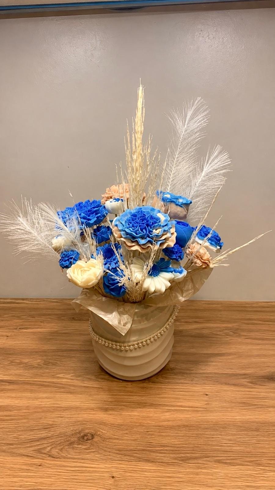 Bouquet bleu, vase perlé