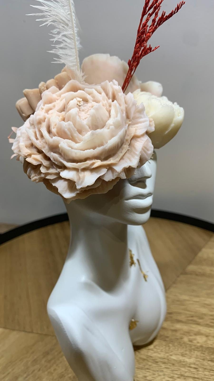 Buste en céramique blanche coiffé d'une grande pivoine de cire beige et de plumes séchées